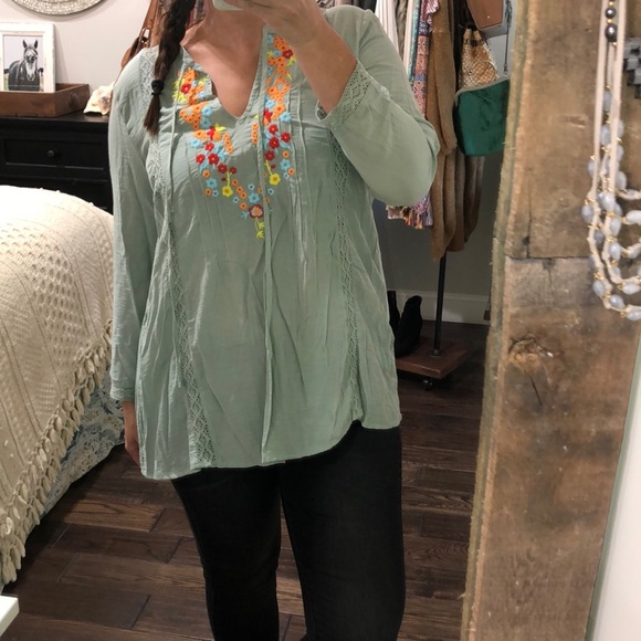 Andree floral embroidered small top - Picture 1 of 5
